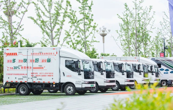 4月20日，比亚迪与江苏安迪（经销商）、威莱德（房车企）在江苏省淮安市正式签署房车底盘战略合作协议。各方将通力合作，推广500台比亚迪混动房车专用底盘，共推底盘及整车业务发展，提升新能源房车市场竞争力