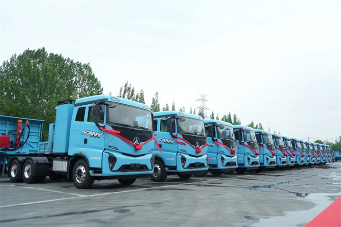 4月20日，中国电动重卡的首个日行千公里运营场景正式落地，预示着新能源重卡正式进入千公里续航时代！三一重卡&小猪物流签订100台江山SE-437电动牵引车采购协议，首批30台将承担小猪物流的砂石料运输业务。