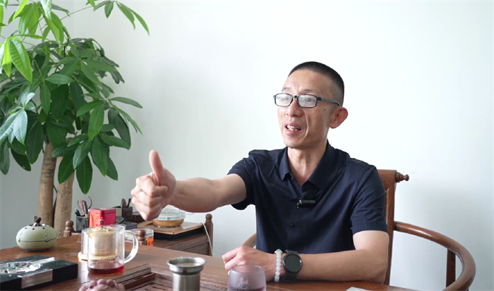 4月20日，中国电动重卡的首个日行千公里运营场景正式落地，预示着新能源重卡正式进入千公里续航时代！三一重卡&小猪物流签订100台江山SE-437电动牵引车采购协议，首批30台将承担小猪物流的砂石料运输业务。