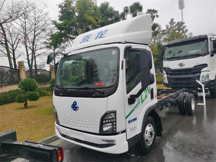 乘龙L2V电动轻卡（后文简称乘龙L2V），凭借其好看、好开、好赚钱的特性，一经上市便赢得了众多卡友的关注。