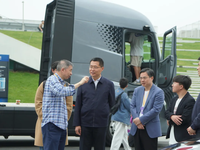 4月26日-28日，远程星瀚H醇氢电动牵引车震撼亮相一年一度的2050大会，其充满未来感的独特外观、高阶数智化的驾驶感受以及车家一体化智慧座舱，一下子颠覆了关注前沿科技的年轻群体心中关于商用车的传统印象，将科技、智能、零碳的“未来重卡”形象呈现给现场观众