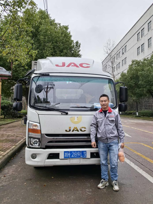 对于从事挂面行业的创业致富者来说，想要在创富路上快人一步，没有可靠的“创业拍档”是绝对不行的。浙江省某大型挂面生产企业的运输车队负责人方总更是深谙这一点，在众多车型中选择了江淮1卡帅铃