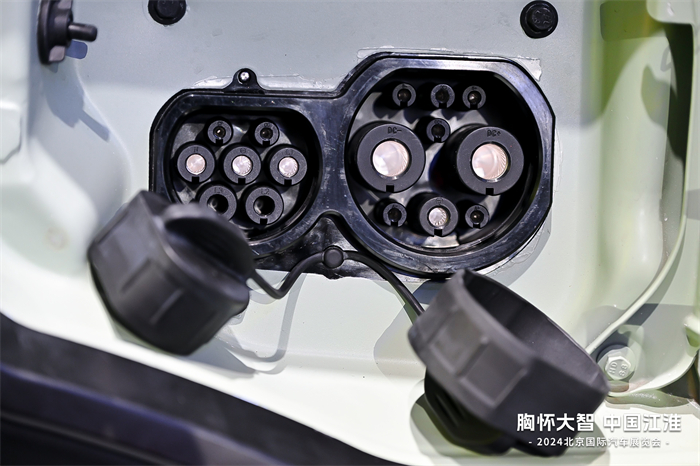 4月25日，全新悍途EV亮相2024北京国际车展。去年“首秀”广州后，作为国内首款纯电四驱皮卡，全新悍途EV在皮卡市场迅速掀起了一场“纯电四驱风”。5个多月以来，通过与资深用户、行业专家的深度交流，广泛听取建议，全新悍途EV升级而来。以全球车型品质标准打造的全新悍途EV，更智能、更安全、更强悍，致力于成为全球智能纯电四驱皮卡引领者。