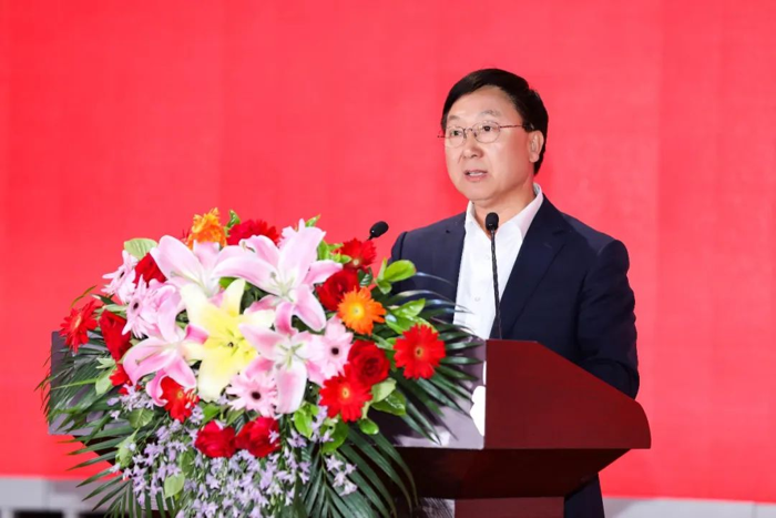 十家主流中国汽车企业及代表车型，致敬中国十大国门，用车轮丈量祖国大好河山，用行动助力中国品牌向上，共同迎接新中国成立75周年。2024中国汽车品牌向上发展专项行动大幕正式开启。
