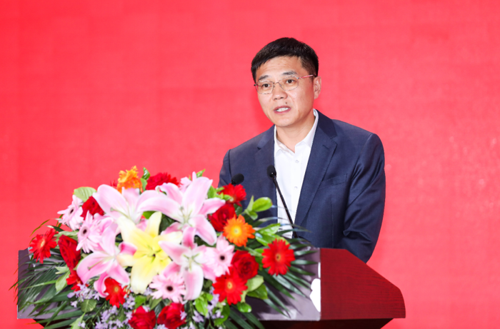 十家主流中国汽车企业及代表车型，致敬中国十大国门，用车轮丈量祖国大好河山，用行动助力中国品牌向上，共同迎接新中国成立75周年。2024中国汽车品牌向上发展专项行动大幕正式开启。