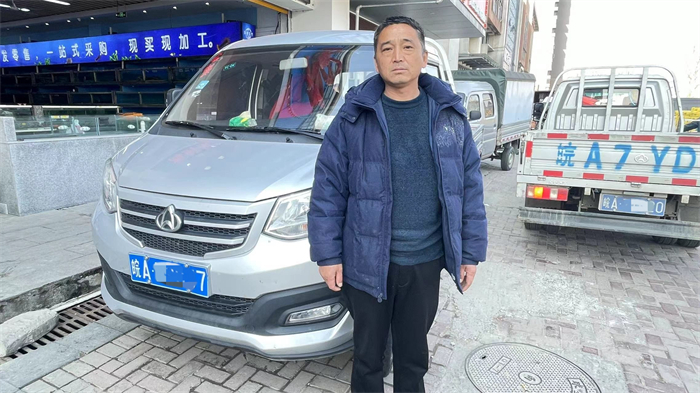 【第一商用车网 原创】人群中开着长安跨越王X3双排车型的张军，分外显眼，在对他的用车情况进行采访时，他非常热情地向我们分享了他的购车经历和用车心得。
