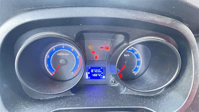 【第一商用车网 原创】人群中开着长安跨越王X3双排车型的张军，分外显眼，在对他的用车情况进行采访时，他非常热情地向我们分享了他的购车经历和用车心得。