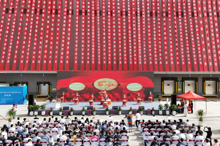 5月20日，欧马可&西北地区冷链仓储行业高端客户50台欧马可新能源交付仪式盛大举行。此次50台新能源冷藏车的交付，不仅是欧马可新能源冷藏车以卓越产品性能赢得用户信赖的又一力证，更在新能源时代续写了“冷链一哥”的行业传奇。同时，其更将以卓越的运营表现，助力合作伙伴高效运营，降本增效，为西北地区城配物流发展注入绿色新动能