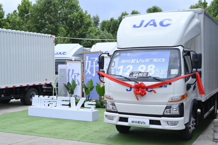 绿色电动，蔚蓝出行。5月28日，江淮1卡帅铃EV5纯电轻卡在云南昆明威武上市。本次上市发布会吸引了当地经销商、合作伙伴以及用户朋友等几百人参与，一起见证纯电轻卡升级1号车帅铃EV5的非凡魅力。活动现场，帅铃EV5广受好评，现场收获46辆订单，助推城配物流绿色发展