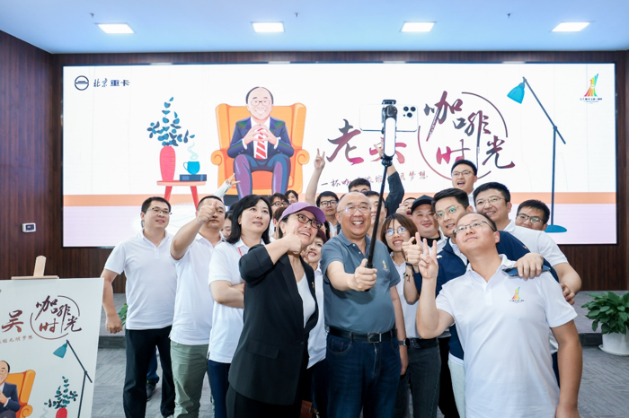 2024年5月31日，在北京重卡上市一周年之际，创新质量成就用户梦想造就发展传奇。来自全国各地的北京重卡功勋用户与优秀合作伙伴共300多人齐聚北京重卡品牌体验中心，共同见证北京重卡上市一年来的发展成绩。北京重卡重磅发布行业独家“四大承诺”，超乎预期的梦想嘉年华系列活动惊喜不断，让用户爽翻天