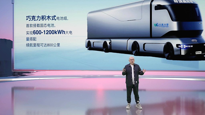 6月12日，以“奇瑞商用车 油电真同价”为主题的开瑞双子星全球上市发布会圆满落幕！两款颠覆性车型开瑞江豚E5/小象X3正式发布上市，开瑞新成员零米卡车首发亮相。本次发布会是开瑞汽车首次采用新品线上发布会的创新形式，也是商用车行业首个AI虚拟人上市发布会。开瑞数字主持人“小瑞”以其流畅的互动和生动的表现，为观看直播的观众带来前所未有的视觉体验。运输人网、电车资源等多家媒体平台同步直播，共同见证油电同价新时代的里程碑时刻