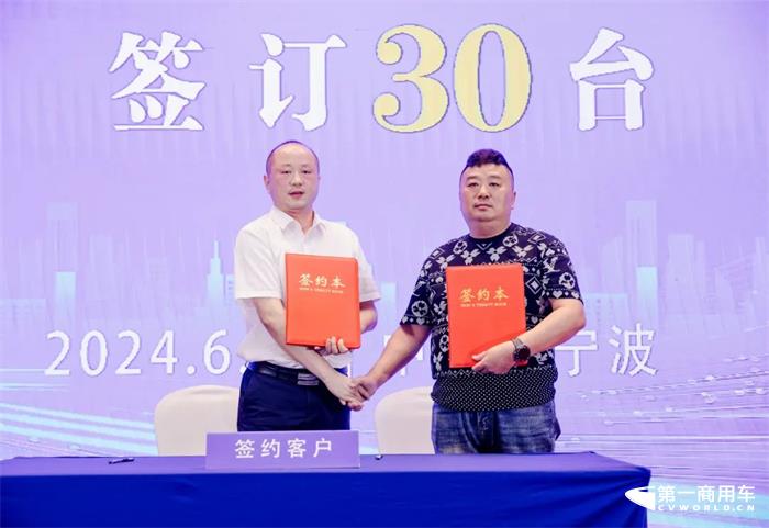6月15日，东风商用车龙擎3.0燃气新品在宁波上市发布。宁波港口车物流行业200位客户、30家物流公司及东风商用车相关业务单位负责人参会。
