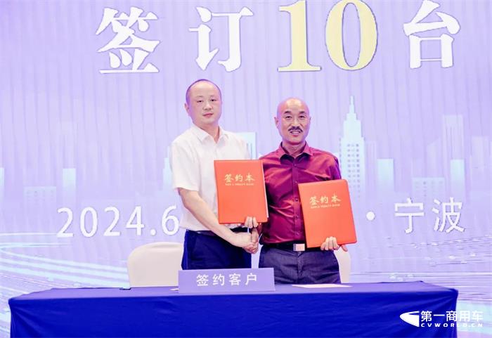6月15日，东风商用车龙擎3.0燃气新品在宁波上市发布。宁波港口车物流行业200位客户、30家物流公司及东风商用车相关业务单位负责人参会。