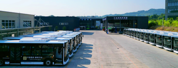 近日，中车又有40台新能源公交车亮相“中国酒城”泸州，在旅游观光线路“上岗”运营。截至目前，已有171台中车新能源公交车穿梭在泸州大街小巷，为推动泸州绿色发展、建设高品质生活宜居地作出了积极贡献。