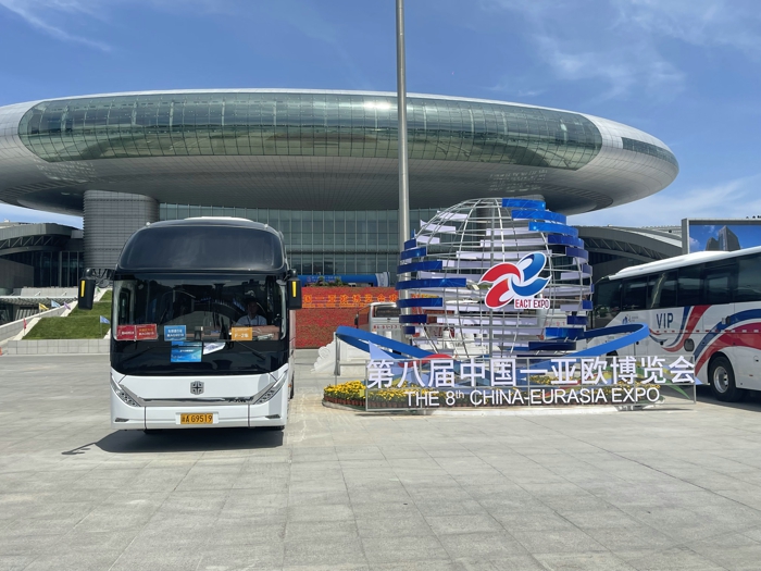 跨越山海，相约“亚心之都”！6月26日—30日，以“丝路新机遇 亚欧新活力”为主题的第八届中国—亚欧博览会在新疆乌鲁木齐举办。八方来宾在此共谋合作发展，共享发展机遇。期间，中通全新一代旅团客车H12担纲起交通运输服务保障任务，助力奏响开放合作“共赢曲