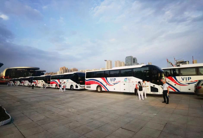 跨越山海，相约“亚心之都”！6月26日—30日，以“丝路新机遇 亚欧新活力”为主题的第八届中国—亚欧博览会在新疆乌鲁木齐举办。八方来宾在此共谋合作发展，共享发展机遇。期间，中通全新一代旅团客车H12担纲起交通运输服务保障任务，助力奏响开放合作“共赢曲