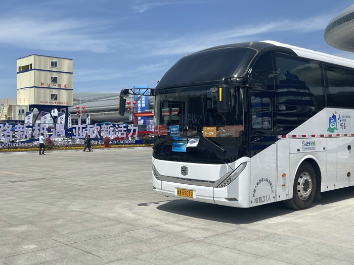 跨越山海，相约“亚心之都”！6月26日—30日，以“丝路新机遇 亚欧新活力”为主题的第八届中国—亚欧博览会在新疆乌鲁木齐举办。八方来宾在此共谋合作发展，共享发展机遇。期间，中通全新一代旅团客车H12担纲起交通运输服务保障任务，助力奏响开放合作“共赢曲