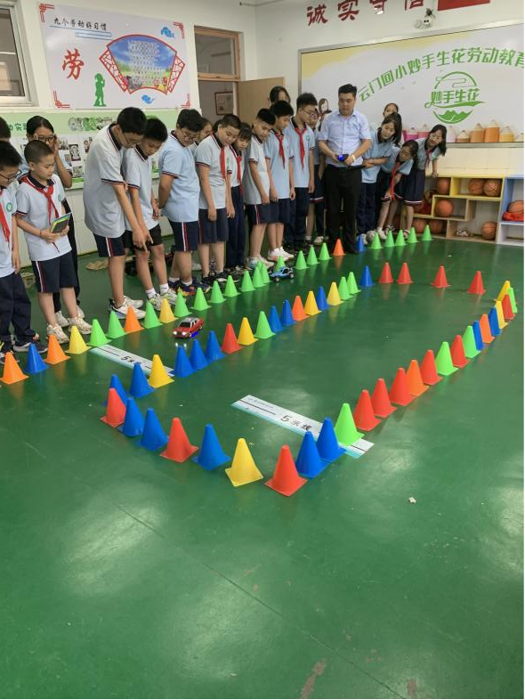 7月初，中国汽车工程学会联合中国汽车报社，江淮1卡走入千年古城、清照故里、齐鲁花都的青州，在青州经济开发区小学、青州市云门山路回民小学举行了“2024青少年汽车无限创意征集活动科普校园行”活动