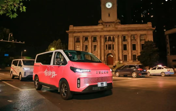 自驾游是一种越来越受欢迎的旅行方式，它不仅能够让人们更自由地探索未知的地域，还能在旅途中享受与家人朋友共度的宝贵时光。依维柯聚星作为自驾游的首选用车，以其卓越的性能和宽敞的空间，为旅行者提供了一个舒适而安全的移动家园。