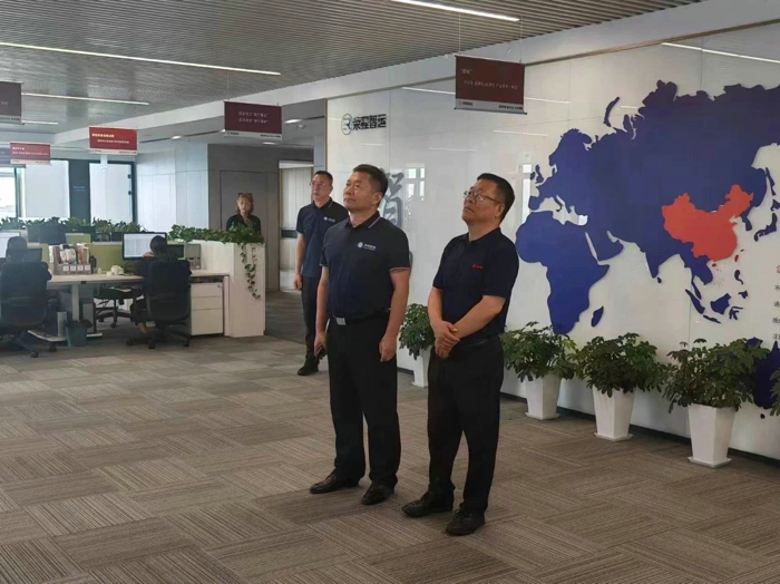 7月26日，北奔重汽党委书记、董事长何清到荣程集团交流合作，与荣程集团董事会主席张荣华，荣程集团副总裁、荣程新能集团董事长张立华，天津东疆综保区新经济促进局相关负责人进行了座谈交流。