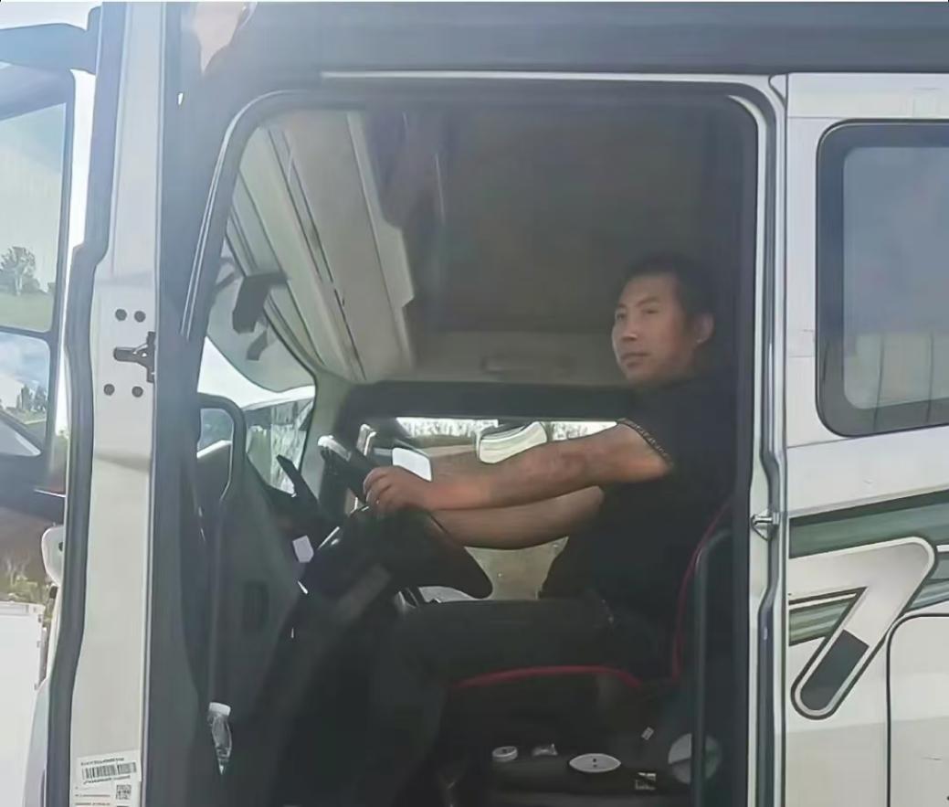 解放“产品体验官”李永钢就在运价低迷的局面下，利用油气差价为事业带来了新的机遇。2024年，李永钢一口气提了3辆解放J7 600马力LNG牵引车，在他眼中，解放卡车就代表着资本与实力，是自己非常可靠的创富伙伴。