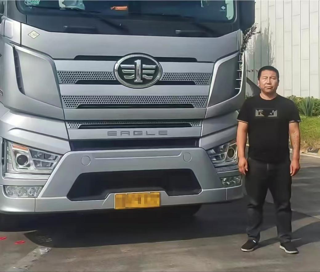 解放“产品体验官”李永钢就在运价低迷的局面下，利用油气差价为事业带来了新的机遇。2024年，李永钢一口气提了3辆解放J7 600马力LNG牵引车，在他眼中，解放卡车就代表着资本与实力，是自己非常可靠的创富伙伴。