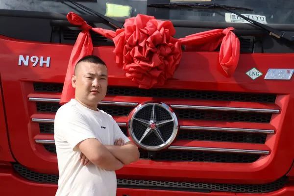 变动不居，唯变所适！智哲先贤参悟且遵循之道放在当世依然适用。河北唐山用户罗小龙面对传统燃油车辆运营成本居高不下的形势就果断求变，率先更换了天然气车型——大运N9H天然气重卡