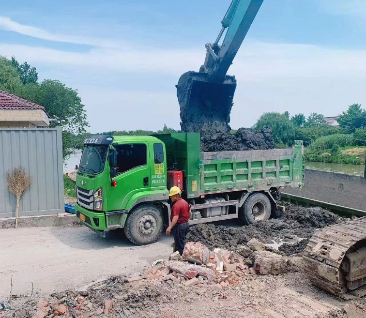 在江苏南通这片充满活力的土地上，运输业如同血脉一般，滋养着城市的每一个角落。今天，我们有幸邀请到了深耕运输行业十余载的资深车主——马老板，分享他与江淮重卡，特别是江淮飞越自卸车的深厚情谊