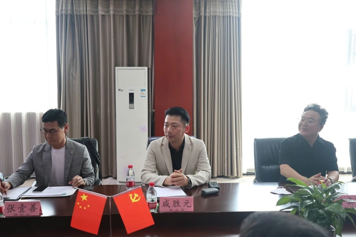 近日，少林客车与韩国LAONS公司签订了战略合作协议。双方就加强客车行业领域的合作展开了深入的交流，共同为行业发展贡献智慧与力量。