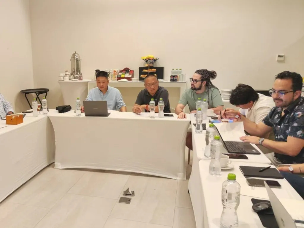 9月8日，初秋的上海港码头微风习习，岸边停靠的大型货轮汽笛轰鸣，1000台东风轻卡排列成“DFAC”的形状整装待发……这是继6月14日，东风股份首次突破1000台单票滚装船发运以来，时隔3个月，东风股份在上海港码头再次向美洲急发1000台订单！这预示着东风股份海外人在这个金色九月全力冲刺，再传佳绩，同时也吹响了打好今年“收官战役”的集结号！