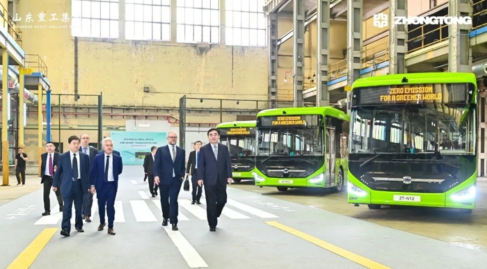 2024年10月11日，“中通新能源客车交付仪式暨N12D双层电动巴士全球首发”在新加坡隆重举行，中通新能源客车再次交付新加坡用户，再续中国客车品牌出海新篇章。同期，备受瞩目的中通N12D双层电动巴士迎来全球首发，全新定义中国客车国际化品质新标杆。