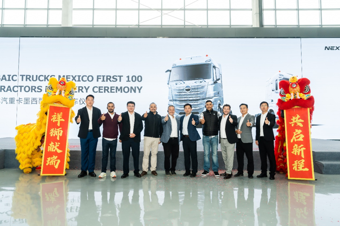 10月21日，北汽重卡墨西哥客户100台交车仪式在江苏常州北汽重卡厂区圆满举行，将以高质量产品服务拉美物流市场。
