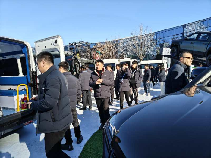 中国重汽正式推出全新轻客品牌先锋官V 8.png