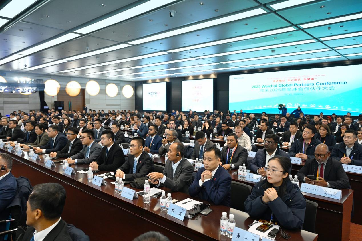 12月10日，来自中东、非洲、东南亚等近40个国家和地区的全球客户朋友、合作伙伴齐聚潍柴2025年全球合作伙伴大会，共同回顾过去发展、深化合作友谊、谋划未来蓝图。 