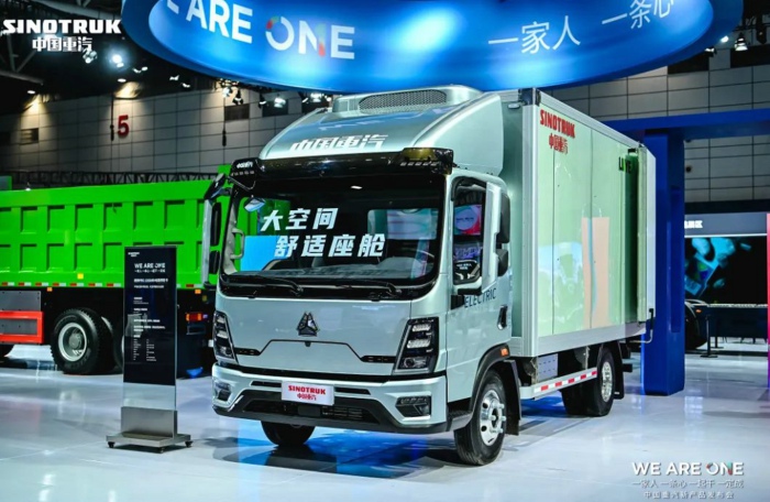 【第一商用车网 原创】12月份，卡车市场整体销量同比微降0.4%，同比降幅继续缩窄。作为卡车市场份额最大、竞争最为激烈的细分市场，我国轻型货车（含轻卡、小卡、皮卡等，以下简称“轻卡”）市场在2024年12月交出的成绩单为：销售17.61万辆、环比增长5%、同比下降6%。