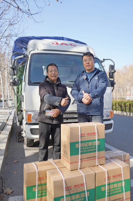 “俺不敢开了，幸亏有他帮忙”！日前，一则暖心互助的短视频经央视新闻报道，刷爆网络，让广大网友感受到人间真情。山东货车司机李师傅误入重庆盘山公路，弯多路陡，雪天路面结冰，不敢贸然前行，幸得路过的重庆张先生帮忙，得以顺利下山