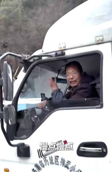 “俺不敢开了，幸亏有他帮忙”！日前，一则暖心互助的短视频经央视新闻报道，刷爆网络，让广大网友感受到人间真情。山东货车司机李师傅误入重庆盘山公路，弯多路陡，雪天路面结冰，不敢贸然前行，幸得路过的重庆张先生帮忙，得以顺利下山