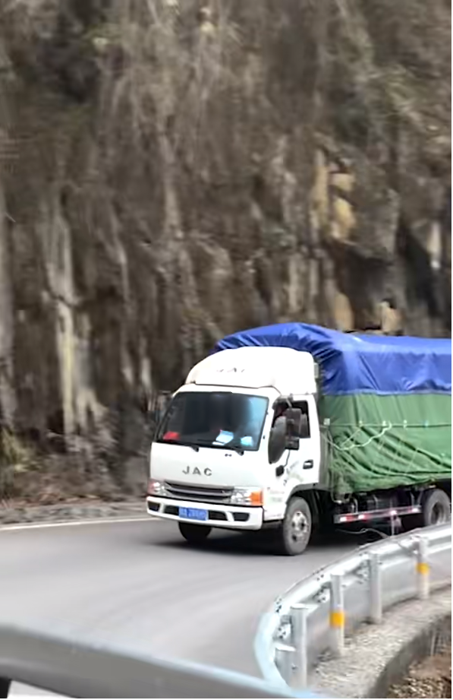 “俺不敢开了，幸亏有他帮忙”！日前，一则暖心互助的短视频经央视新闻报道，刷爆网络，让广大网友感受到人间真情。山东货车司机李师傅误入重庆盘山公路，弯多路陡，雪天路面结冰，不敢贸然前行，幸得路过的重庆张先生帮忙，得以顺利下山