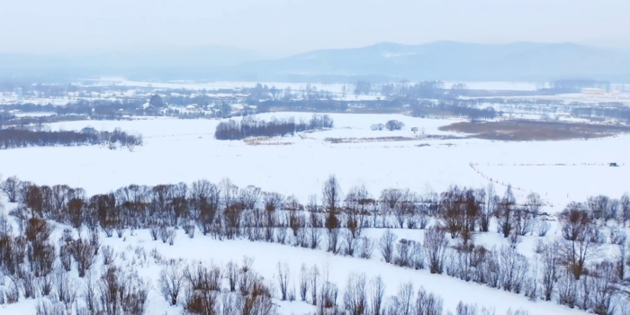 黑河市，中国的极北之地，这里的冬日气温低至零下40℃，冰雪覆盖，泼水成冰。这里是车辆性能的极限考场，唯有稳定性与操控性兼优的强者敢于挑战