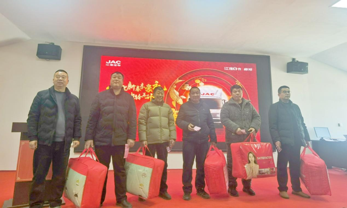现代化农业的高效发展，离不开机械化生产。江淮1卡帅铃，精研农业机械化行业特性和收割机用户的用车需求，多年来凭借敏锐的市场洞察力和产品创新力，不断为收割机用户提供更高品质的农机背载车和更全面周到的贴心服务，以科技赋能农业机械化的高效发展，赢得了市场和用户的广泛赞誉