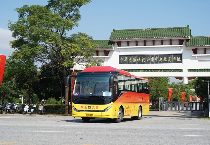 服务红色旅游的中通H9旅团客车.jpg