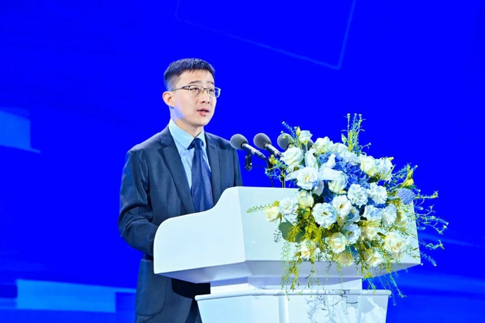 2月19日，东风汽车股份有限公司（以下简称：东风股份）在厦门召开“以创新引领未来”为主题的2025全球新产品新技术推介会。会议聚焦东风股份“商品领先、效率驱动、全球发展”战略布局，发布了海外整体中期远景规划、新技术亮点、全新海外业务线、商务政策、服务及备件政策。并通过静态和动态两种展示方式，向全球经销商展示了多款重磅车型与前瞻技术，让经销商通过试乘试驾感受东风轻型车品牌魅力。通过本次推介活动，现场斩获意向订单近3000台