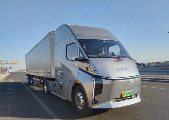 Deepway深向换电牵引车.jpg