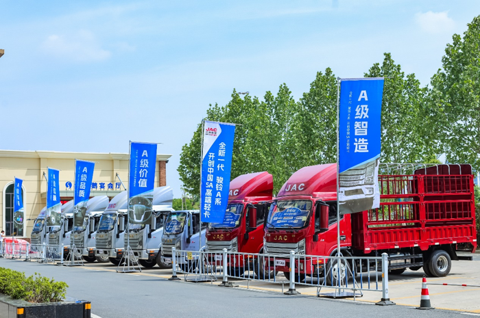 阳春四月，万物繁盛，江淮1卡四款新品：江淮新能源轻卡ES9、康铃领跑L9Plus版、帅铃尊耀版、骏铃A系分别登陆深圳、玉林、临沂和武汉，以差异化产品矩阵满足全域运输需求，为物流行业注入新动能