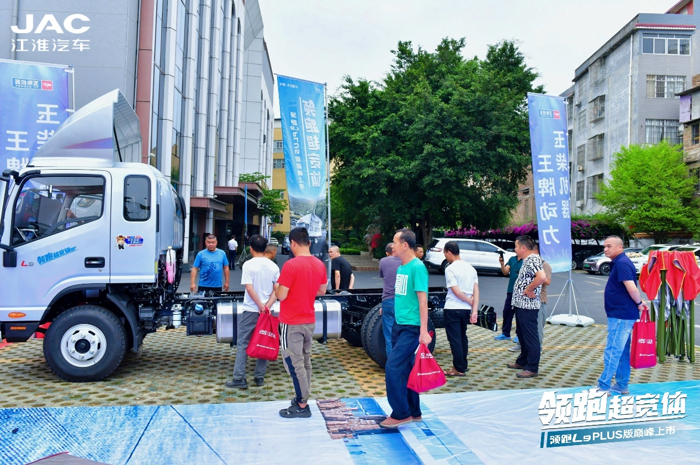 阳春四月，万物繁盛，江淮1卡四款新品：江淮新能源轻卡ES9、康铃领跑L9Plus版、帅铃尊耀版、骏铃A系分别登陆深圳、玉林、临沂和武汉，以差异化产品矩阵满足全域运输需求，为物流行业注入新动能