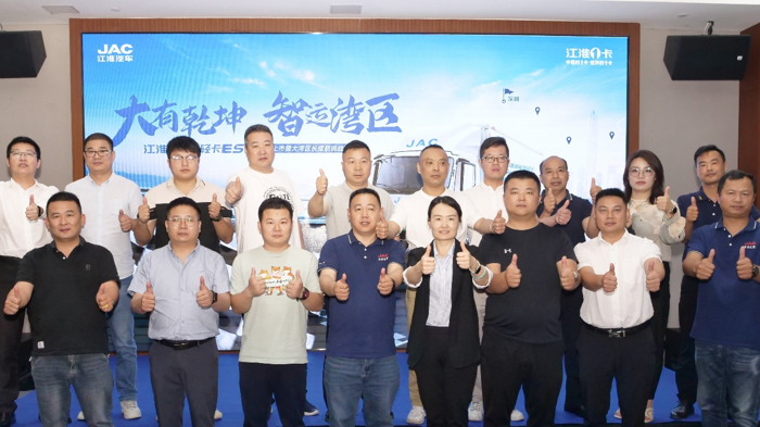 阳春四月，万物繁盛，江淮1卡四款新品：江淮新能源轻卡ES9、康铃领跑L9Plus版、帅铃尊耀版、骏铃A系分别登陆深圳、玉林、临沂和武汉，以差异化产品矩阵满足全域运输需求，为物流行业注入新动能