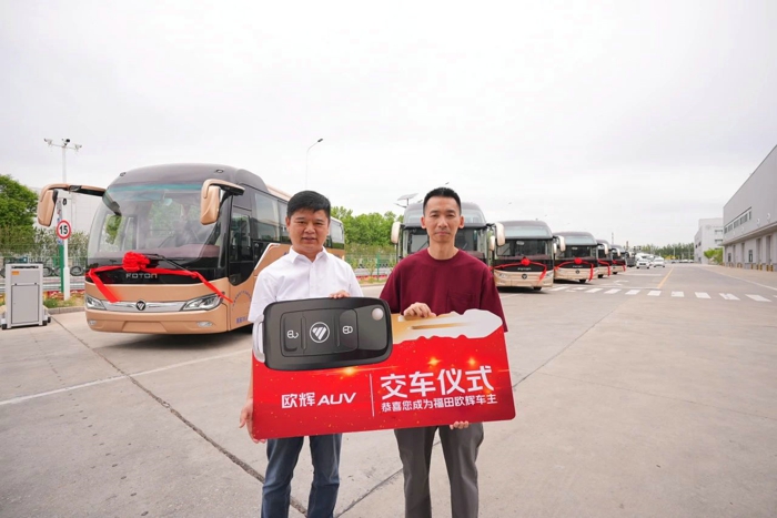欧辉BJ6122城间客车批量交付广州禧臻3.jpg