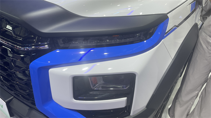 【第一商用车网 原创】在传统认知中，皮卡属于工具车，是田间地头的“搬运工”。但随着用户需求升级，皮卡的角色正悄然转变——城市通勤、户外越野、露营等多场景需求催生了“玩乐型皮卡”的兴起。用户既要“装得下货物”，也要“玩得转生活”，而混动技术的加持，恰好解决了传统燃油皮卡高油耗及纯电车型续航焦虑的痛点。