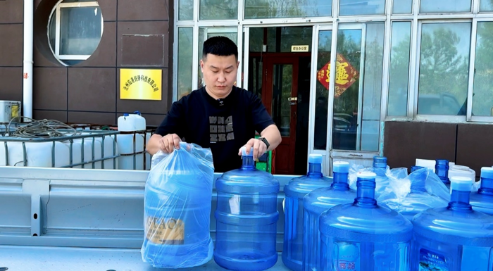 在沧州纯净水配送市场打拼多年的武志国，今年3月迎来了事业发展的新转折点。随着公司业务量持续攀升，他果断购入祥菱Q新能源微卡，用实际行动完成了从传统燃油运输到新能源高效配送的转型，也让同行们看到了货运行业降本增效的新可能
