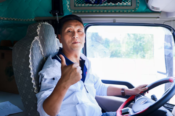 5月17日，郑州。三辆分别搭载东风龙擎DA12智能AMT变速箱的东风牵引车，随着一声鸣笛驶向70公里外的新密市，一场覆盖实载运行、真实路线、多场景工况的场景实测由此正式拉开帷幕。整场实测分三批次进行，来自快递快运、农副散杂等领域的多名客户意见领袖及媒体专家代表、网红大咖共同参与，全程沉浸式体验东风龙擎DA12在复杂工况下的可靠表现。东风商用车有限公司营销战略部首席师赵金宿、电控开发部技术总师刘双平、新市场培育科科长屈建元等共8人鸣笛挥旗，全面启动发车仪式。这场与用户深度共创的“价值验证”，再度展现了东风商用车“从用户中来，到用户中去”的研发理念与产品自信